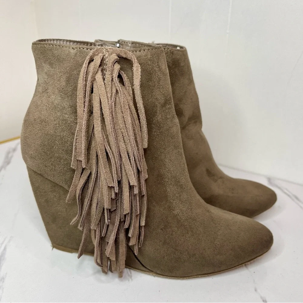 Madden Girl Pave Taupe Suede Fringe Wedge Boot Size 8M